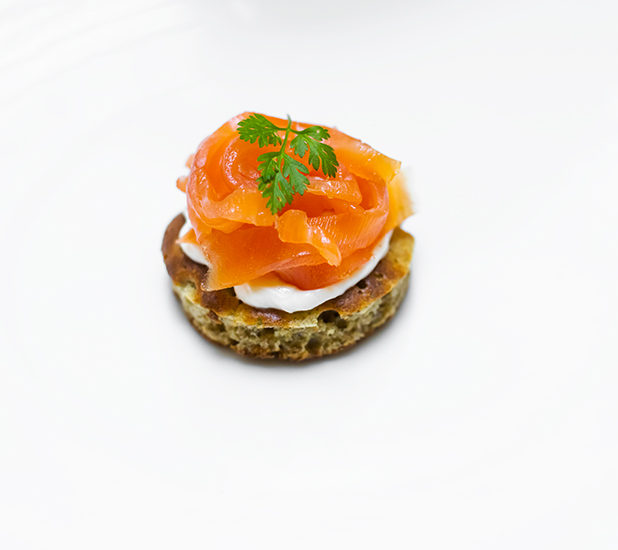 Blinis sarrasin - saumon - concombre par Guillaume Goupil / Tea-Time à L'Hôtel Burgundy